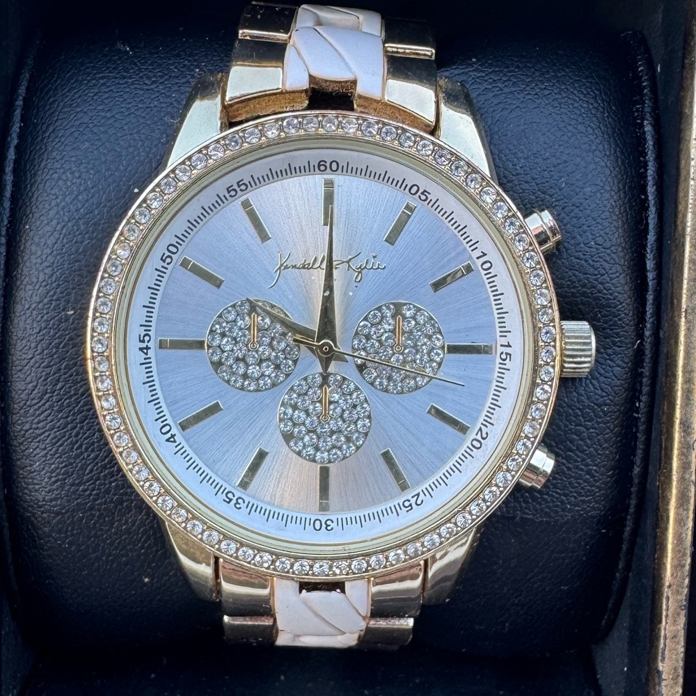 Kendall and Kylie watch